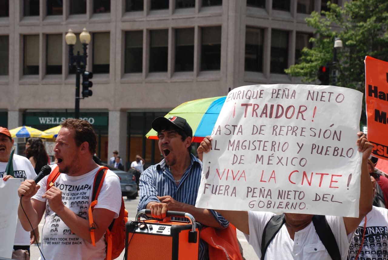 Los manifestantes gritaban consignas en contra de Peña Nieto mientras éste se reunía con Obama en la Casa Blanca