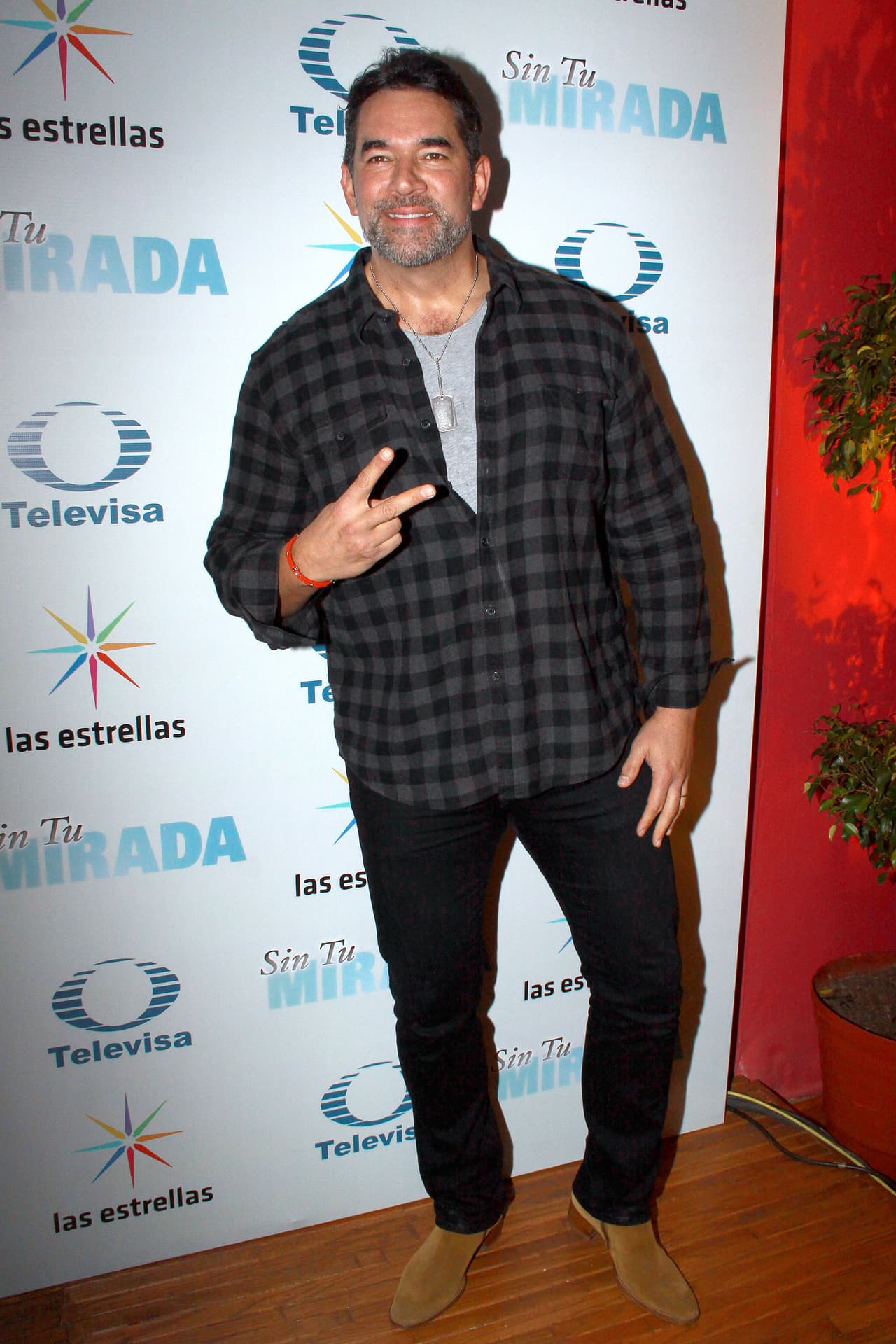 El siguiente proyecto del actor fue 'Sin Tu Mirada' en 2017, donde compartió créditos con
<b><a href="https://www.univision.com/temas/claudia-martin" target="_blank">Claudia Martín</a></b>,
<b><a href="https://www.univision.com/temas/osvaldo-de-leon" target="_blank">Osvaldo de León</a></b>,
<b><a href="https://www.univision.com/temas/claudia-ramirez" target="_blank">Claudia Ramírez</a></b> y
<b><a href="https://www.univision.com/temas/luz-elena-gonzalez" target="_blank">Luz Elena González</a></b>.