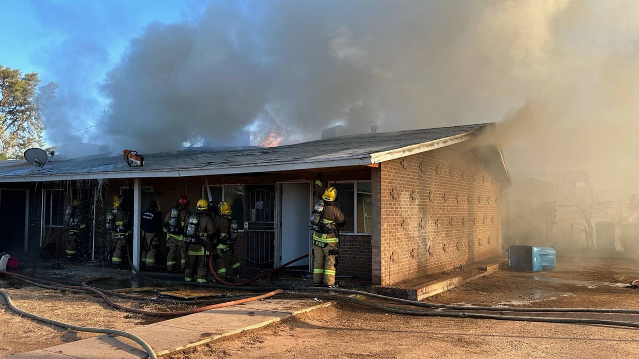 El fuerte incendio se registró en un complejo ubicado cerca de 26th Place y Oak, cerca de Camelback East Village, alrededor de las 2:30 de la tarde.
