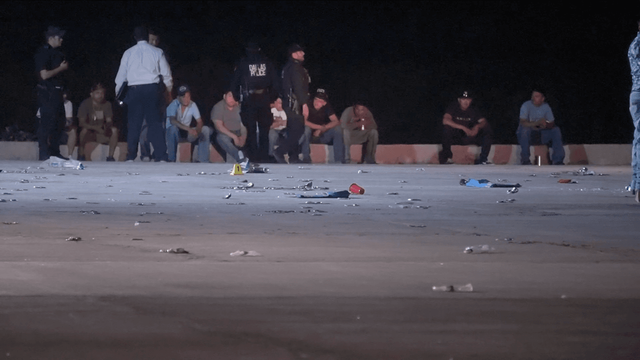 Alrededor de la 1:37 a.m., la policía acudió a la escena y lo encontró con una herida de bala en el estacionamiento. Después, murió en un hospital.
<br>
<br>“Arrancaron mi corazón; nuestra alegría era él”, dijo Emma Laura Campos, madre de Uriel. No ha habido ninguna persona arrestada hasta ahora y la familia busca justicia. “ “Era el más dulce de mis hijos”, dijo la madre. “Siempre fue muy cariñoso, muy respetuoso, muy alegre. Le gustaba bailar, jugar futbol, Playstation”.