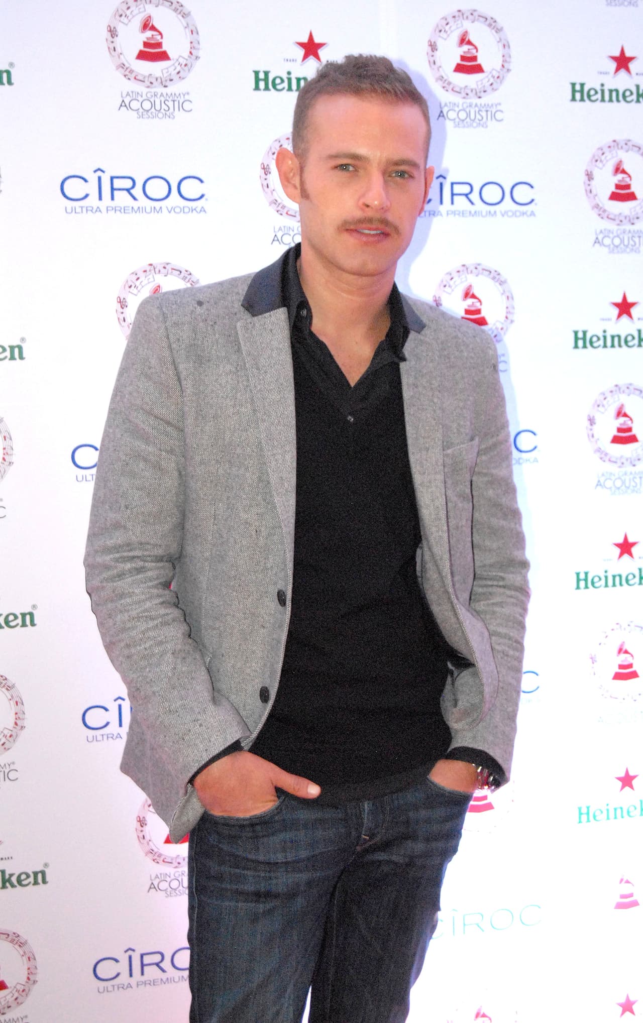 "Fuimos muy honestos, nunca nos peleamos, nunca hubo un pleito, nunca me hizo nada y tampoco le hice algo que fuera el causante que derramó el vaso para tomar la decisión de separarnos", continuó el actor de la película 'El cumple de la abuela'.