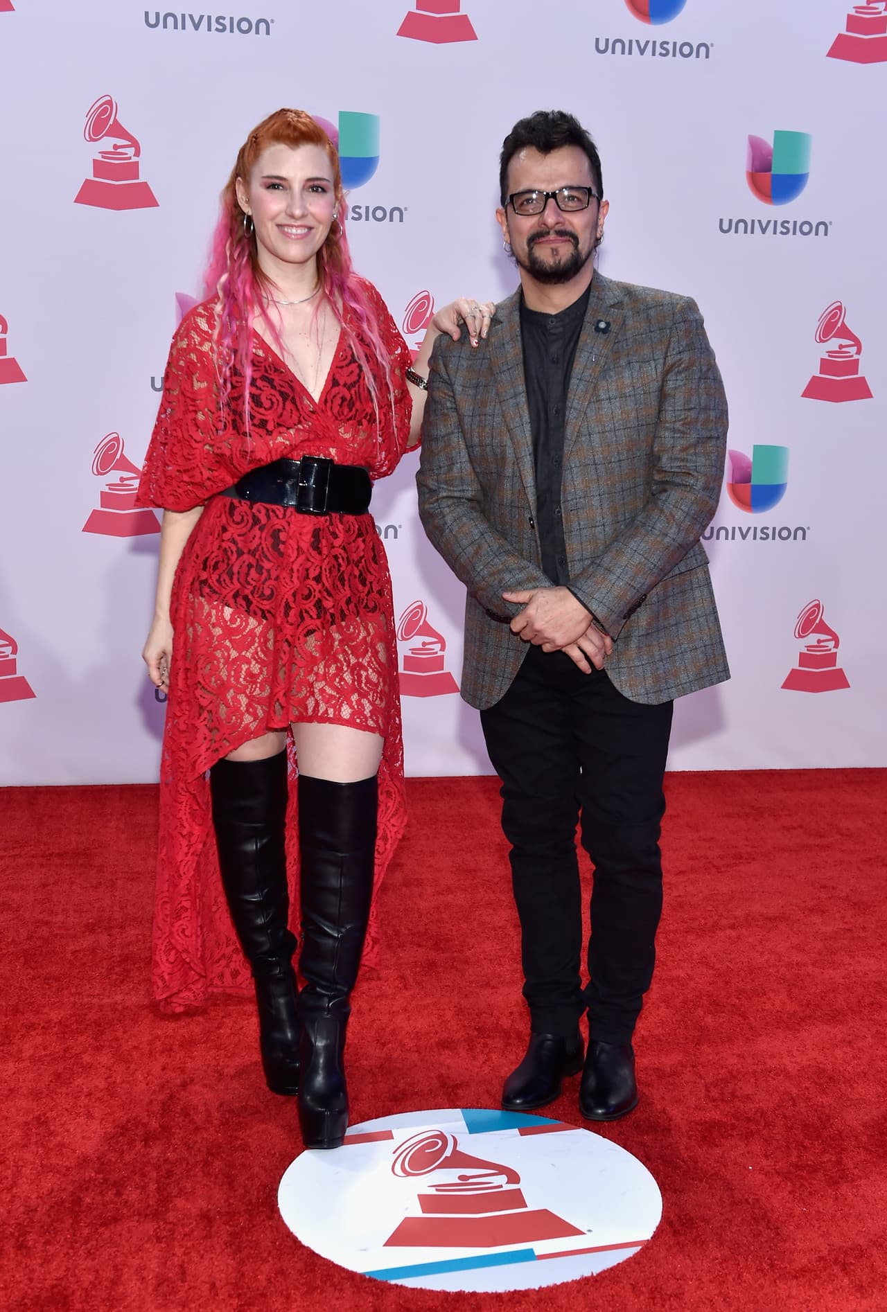 Ella expresa su lado artístico con sus cambiantes cambios de looks.