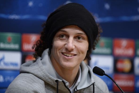 David Luiz soprende a un pequeño aficionado