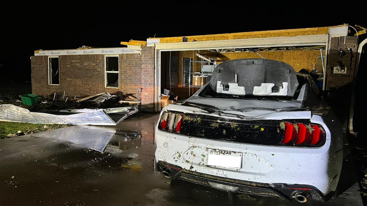 En Paris, Texas, vecinos vieron dañadas sus viviendas y perdieron casi en su totalidad sus vehículos por el paso de los posibles tornados.