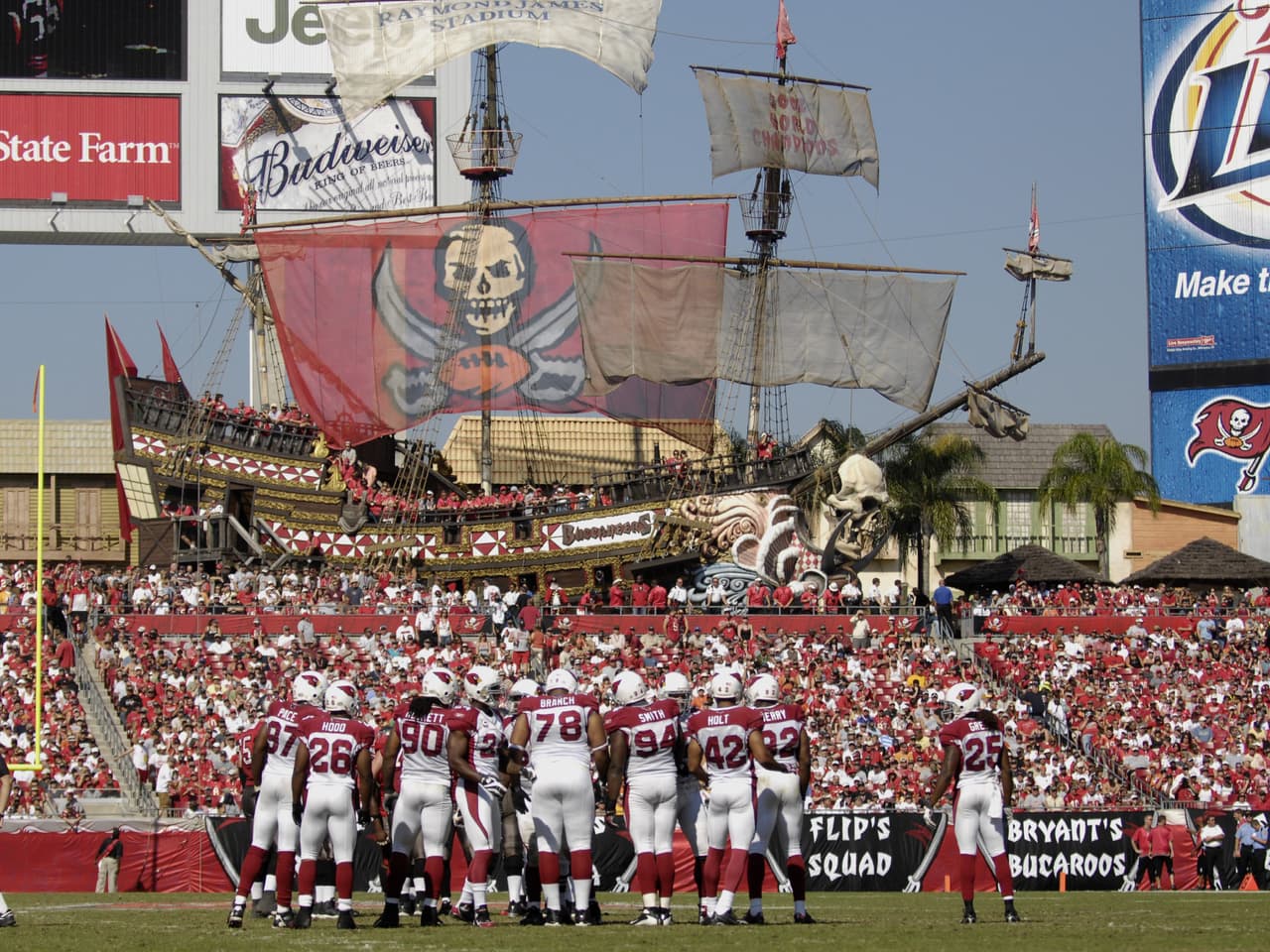 Es el hogar de los Tampa Bay Bucaneers de la NFL y creemos que es el único en el país que cuenta con su propio barco pirata.