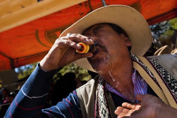 La fiesta Yawar es una lucha ritual entre el cóndor y el toro, que tiene lugar en las montañas del Apurímac, Perú.