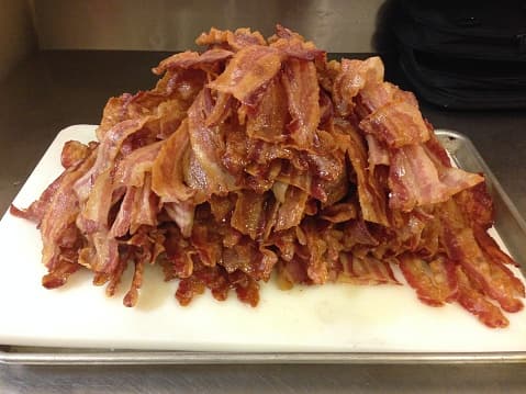 <b>Bacon Crawl |</b> El tocino puede ser tradicionalmente un alimento para el desayuno, pero, en realidad, es un plato que se puede comer a cualquier hora del día. Este mes, el Bacon Crawl de El Paso está demostrando eso y están planeando tener tanto alcohol como tocino. El evento se llevará a cabo el sábado 29 de febrero de 3 a 9 pm.