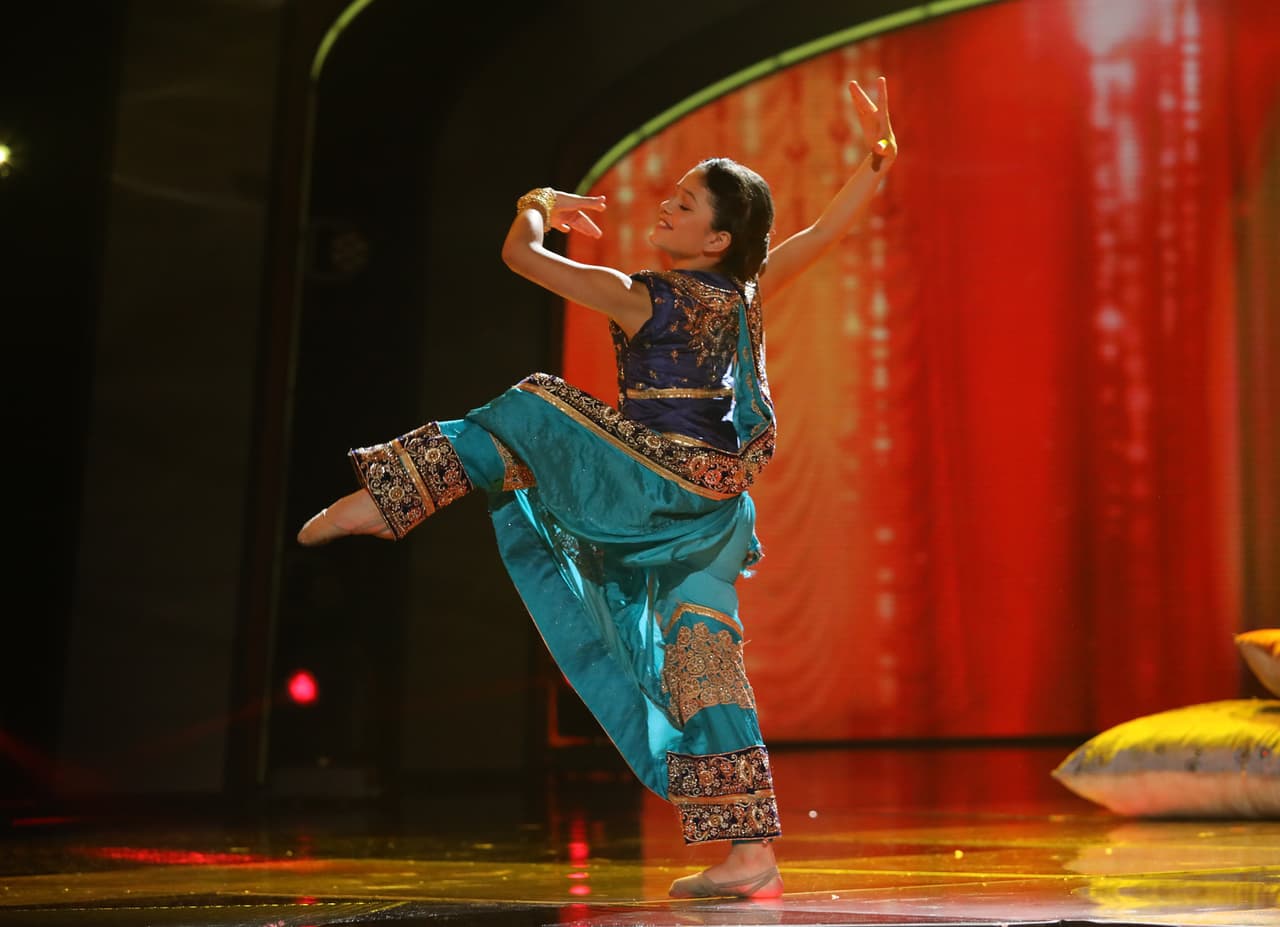 Vanessa nos hechizó con sus pasos de baile al puro estilo de Bollywood. 
<b><a href="http://www.univision.com/shows/pequenos-gigantes/vanessa-nos-hechizo-con-sus-pasos-de-baile-al-puro-estilo-de-bollywood-video" target="_blank">Mira aquí la presentación</a></b>