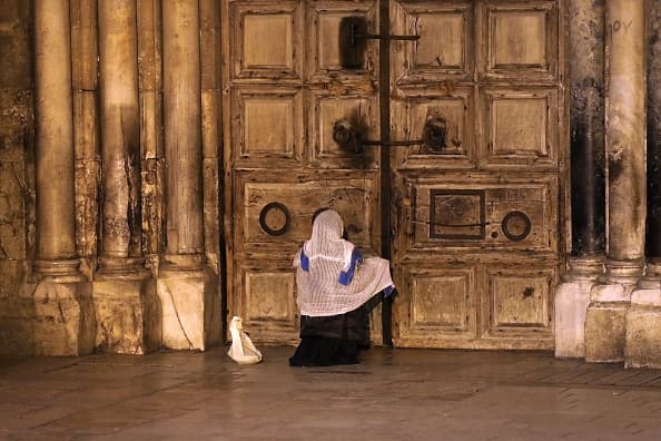 Según la tradición cristiana, el Santo Sepulcro es el lugar donde Jesús fue crucificado y enterrado. El lugar está en Jerusalén-Este, en la Ciudad Vieja, ocupado y anexado por Israel.