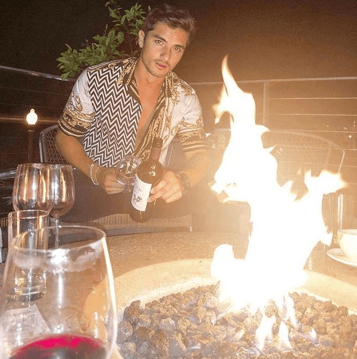 “Y veo en el Instagram, ‘pum, pum’, así, haciéndole a las botellas y escucho a puras viejas gritando y los cohetes, y yo en mi cama hecha mierda, sola, fue lo más feo que me ha pasado en mi vida, y no lo quería contar porque me dio tanto coraje y me dio tanta pena. Después de eso ni hablé con mi mamá, nada, y de repente veo que mi mamá celebra su cumpleaños en Nueva York, al lugar que yo pude haber viajado, pero ni me invitó”.
<br>