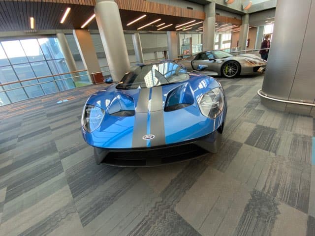 Los vehículos deportivos de gran rendimiento con motores que pueden rebasar las 150 millas por hora no pudieron faltar en la exhibición.