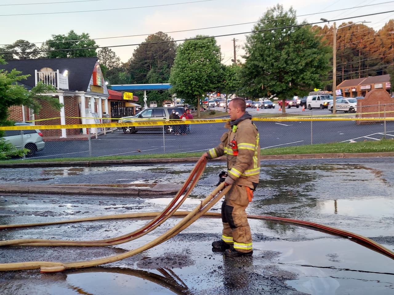 Los funcionarios bomberiles comenzaron a extinguir las llamas a las 4:00 am de este jueves tras el reporte de incendio.