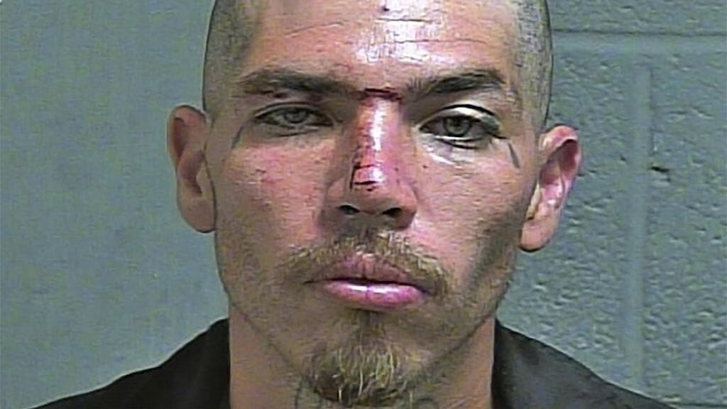 <b>Escape de película. </b>En julio de 2020
<a href="https://www.univision.com/noticias/sucesos/fuga-de-pelicula-en-una-carcel-dos-presos-atan-sabanas-y-escapan-de-una-celda-en-el-piso-12" target="_blank">Pablo Robledo, de 34 años</a>, y su compañero de celda, José Hernández, escaparon del Centro de Detención del Condado de Oklahoma luego de romper la ventana de su celda y bajar deslizándose por una soga hecha de sábanas desde el piso 12 del edificio. Los registros de la cárcel indican que Robledo estaba encarcelado desde junio de 2019 por cargos de homicidio, asalto con agresión y violencia doméstica, entre otros. Robledo y Hernández fue capturado, pero Robledo