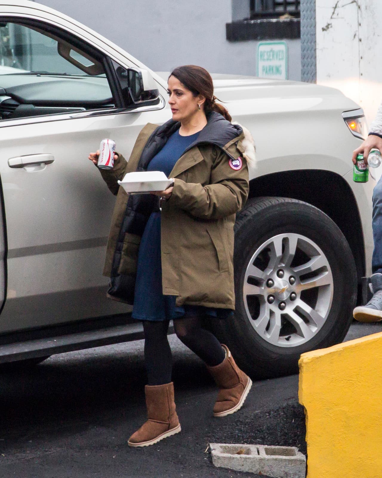 Al terminar vimos a Salma recuperar energía con algo de comida.