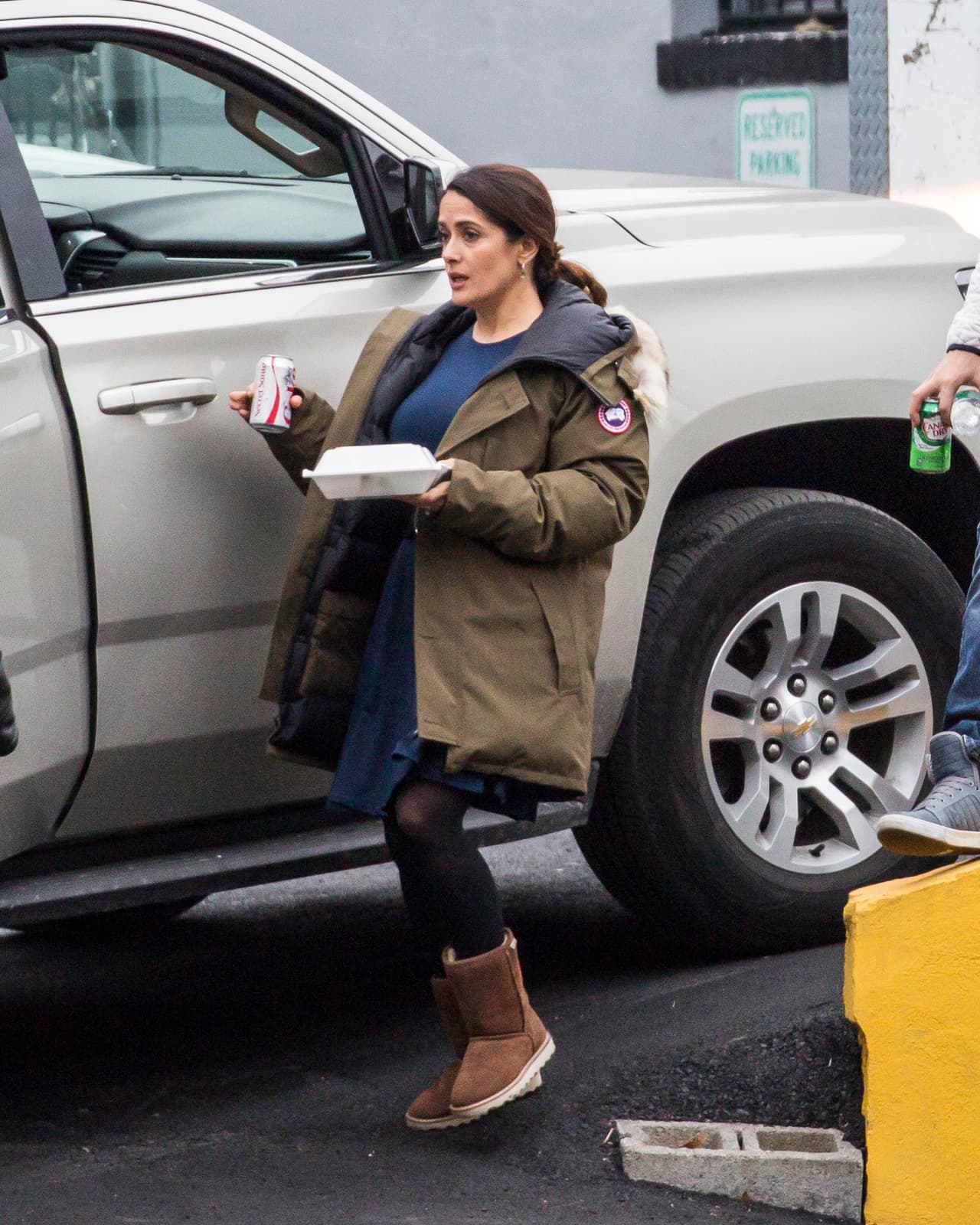 La actriz aprovechó y hasta un refresco se tomó.