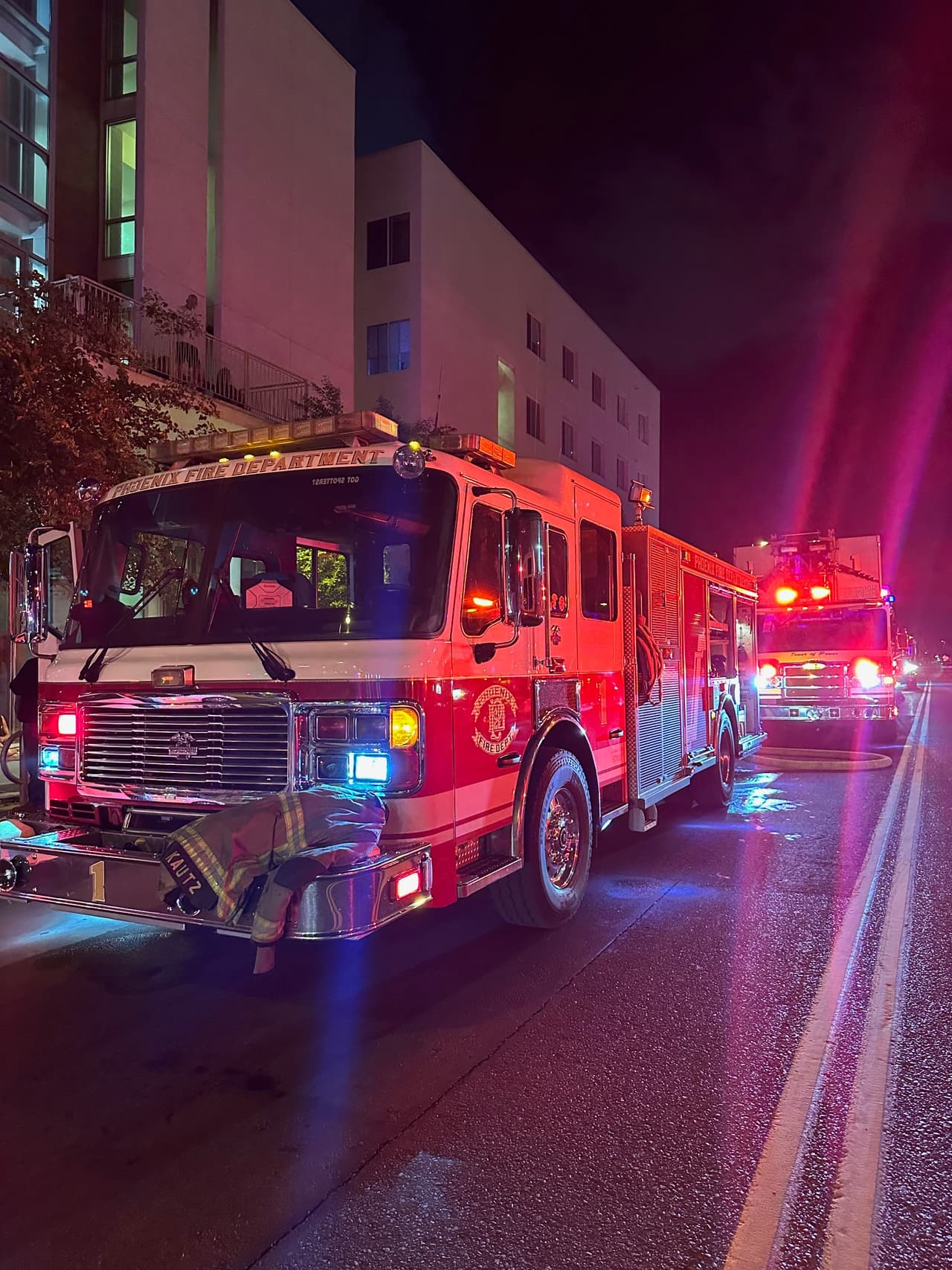 Una mujer fue transportada al hospital en condición estable después de 
<b>sufrir una lesión menor en el tobillo</b> al salir de su apartamento. Ningún bombero resultó herido. Ya se investigan cómo fue que se inició el incendio en el lugar.