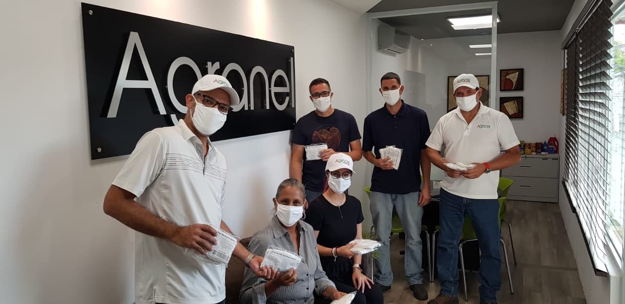 Donan 57,000 mascarillas a empleados de la industria de alimentos y a la policía