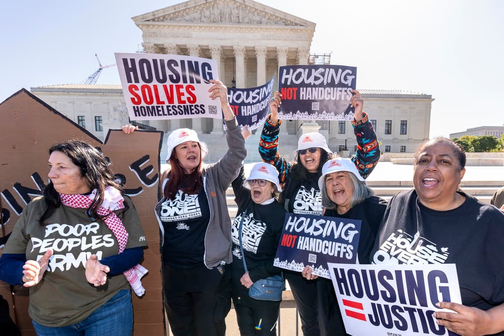 Activistas llegaron el lunes 22 de abril a los predios de la 
<b>Corte Suprema de los Estados Unidos</b>, en Washington DC, para reclamar más oportunidades de vivienda para las personas indigentes y 
<b><a href="https://www.univision.com/noticias/estados-unidos/personas-sin-hogar-pueden-ser-multadas-indigentes-caso-corte-suprema" target="_blank">rechazar la imposición de arrestos y multas</a></b>.