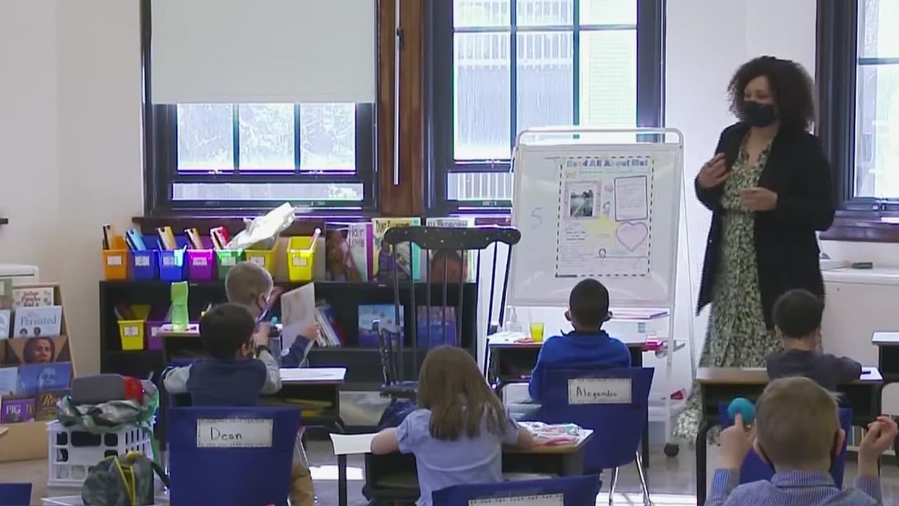 El 
<a href="https://www.azdhs.gov/covid19/data/index.php" target="_blank"><b>Departamento de Salud de Arizona</b></a> informó que este sábado 15 de enero se rompió un nuevo récord de casos diarios de covid-19 con un total de 
<b>24,964 nuevos contagios</b>. 
<a href="https://www.univision.com/local/arizona-ktvw/casos-coronavirus-van-al-alza-arizona-rompe-record-con-24-964-contagios-este-sabado">El alza en casos de covid-19 en Arizona</a> se está dando a notar en 
<a href="https://www.univision.com/local/arizona-ktvw/asi-puedes-verificar-lo-que-sucede-en-la-escuela-de-tu-hijo-en-relacion-a-los-contagios-por-covid-19-video">los planteles educativos</a>.