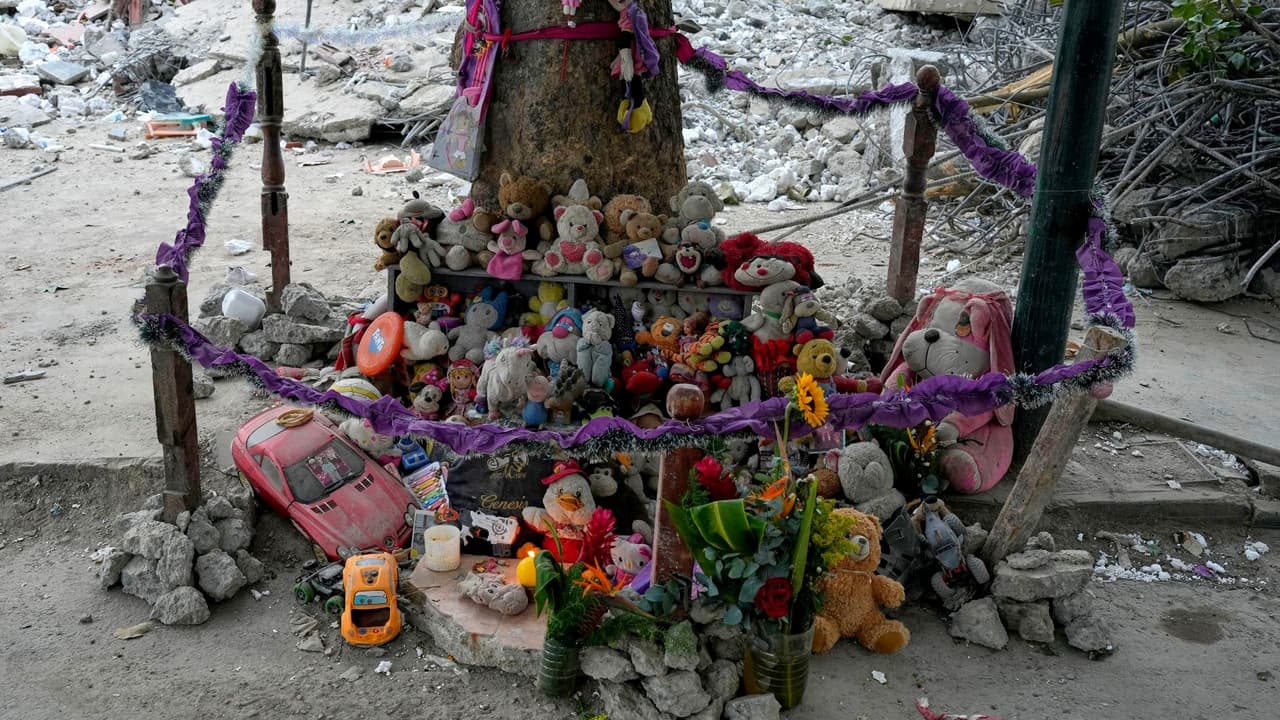 Así son los altares con juguetes para niños fallecidos en La Guaira por terremotos en Venezuela