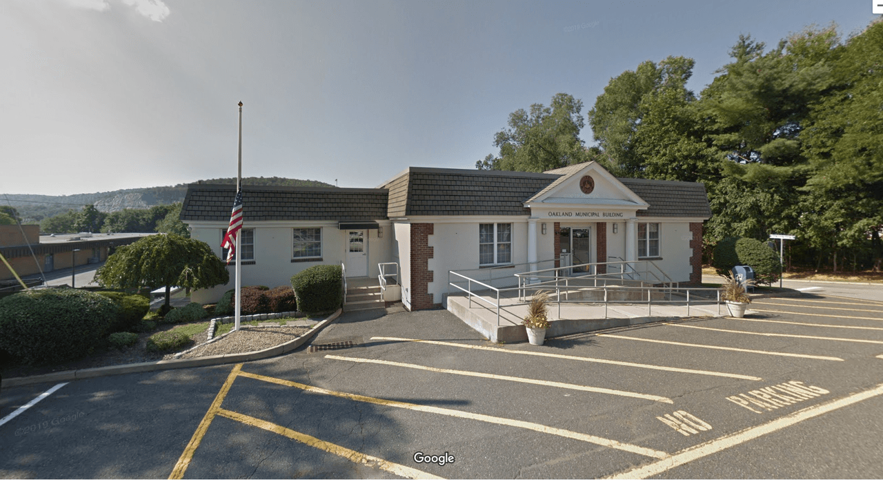 <b>Lugar: </b>Ayudantamiento de Oakland. 
<br>
<b>Dirección:</b> 1 Municipal Plaza.