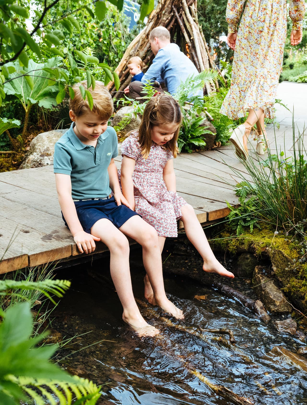 Por su parte, 
<b><a href="https://www.univision.com/famosos/kate-middleton-califica-el-susto-que-pasaron-en-un-avion-en-pakistan-como-toda-una-aventura-fotos">Kate Middleton</a></b> fue vista llevando a sus hijos mayores, George y Charlotte, a una piscina local cerca de Anmer Hall, según reportes de Hello!