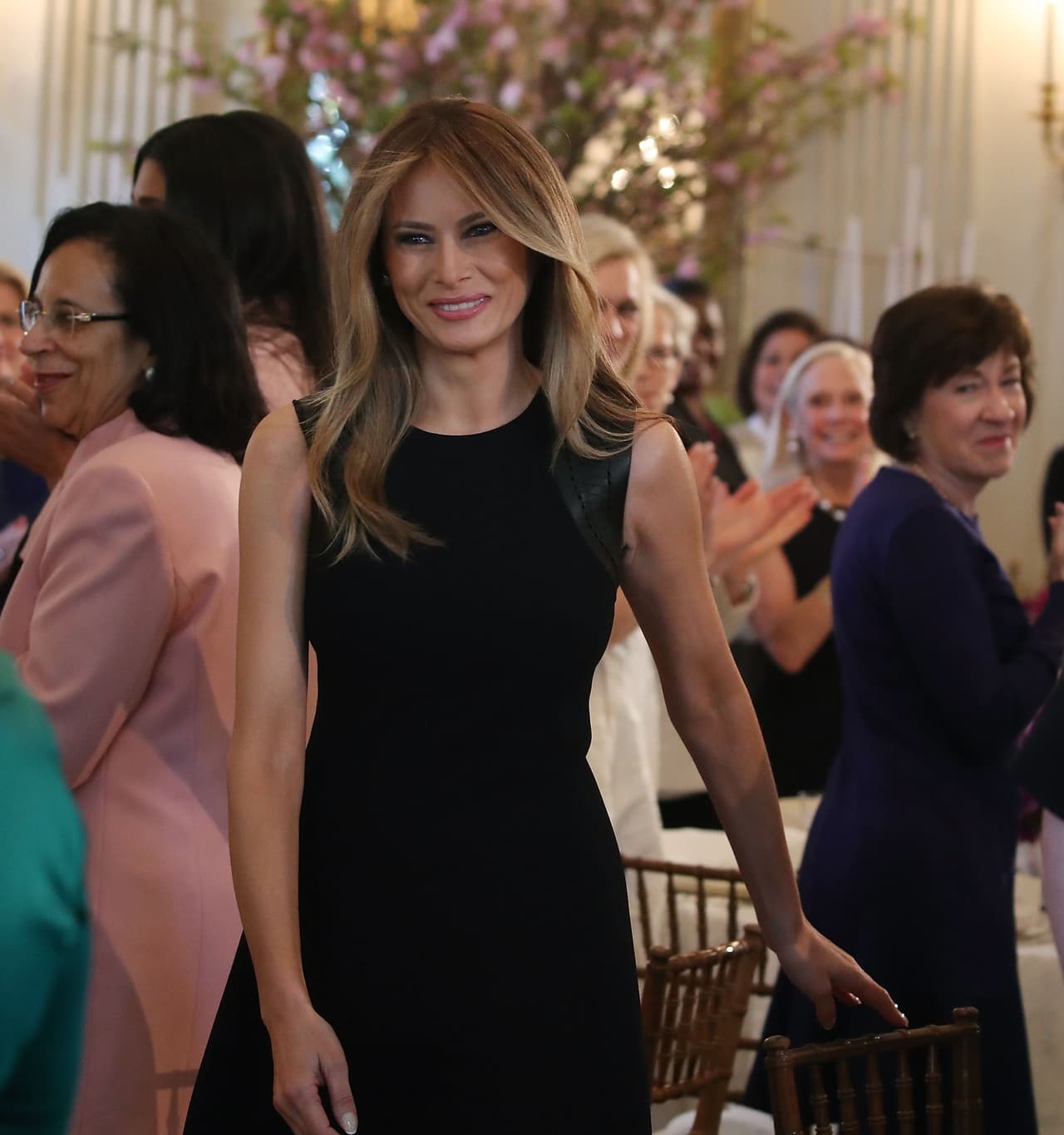 Melania Trump, lejos de perder popularidad, escala en las encuestas y, si su estilo está influenciado en este ascenso, vale la pena darle un vistazo a qué está haciendo bien. Durante las celebraciones del Día Internacional de la Mujer, la primera dama lideró un almuerzo de mujeres en la Casa Blanca alardeando
<b>un vestido negro de Ralph Lauren con hombreras de cuero con un precio de 2,490 dólares.</b>
