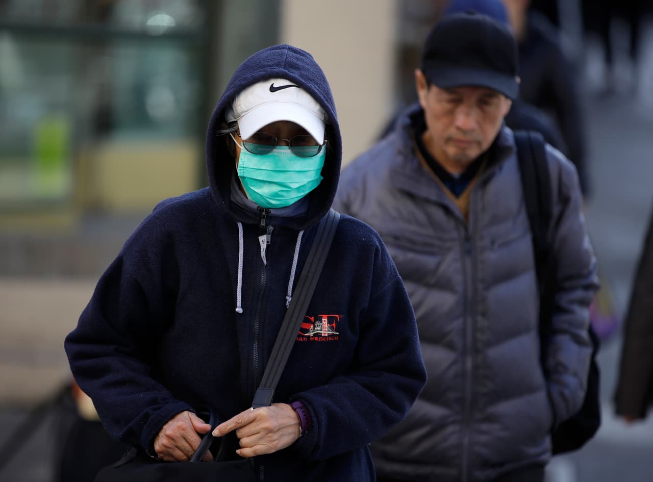 Durante los últimos días, la popularidad de los cubrebocas ha incrementado luego de que surgiera en China un brote del nuevo coronavirus que hasta el momento ha matado a más de 700 personas y contagiado a más de 34,000.