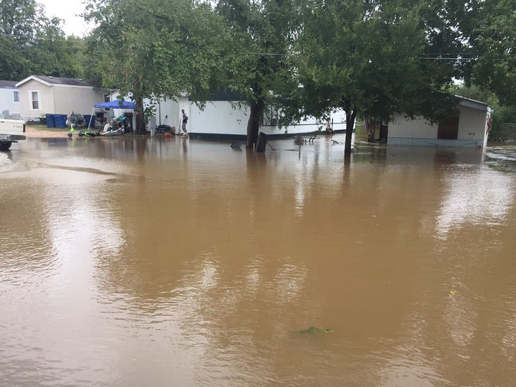 Este lunes, las autoridades del condado Fayette extendieron el área de evacuaciones obligatorias para los residentes de entre la calle Water Street ante el aumento del Río Colorado, en La Grange.