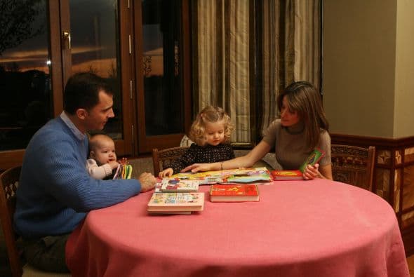 La princesa de Leonor acaba de ser nombrada princesa de Asturias y es la segunda en la línea de sucesión a la corona española.Actualmente estudia en un colegio muy cerca de sus padres, pero al igual que su padre el rey Felipe VI recibirá amplia formación militar y profesional.Sólo tiene ocho años, pero ella sabe su papel y demuestra su formación real en cada evento al que asiste. Toma clases de mandarín, ballet y practicar deporte.