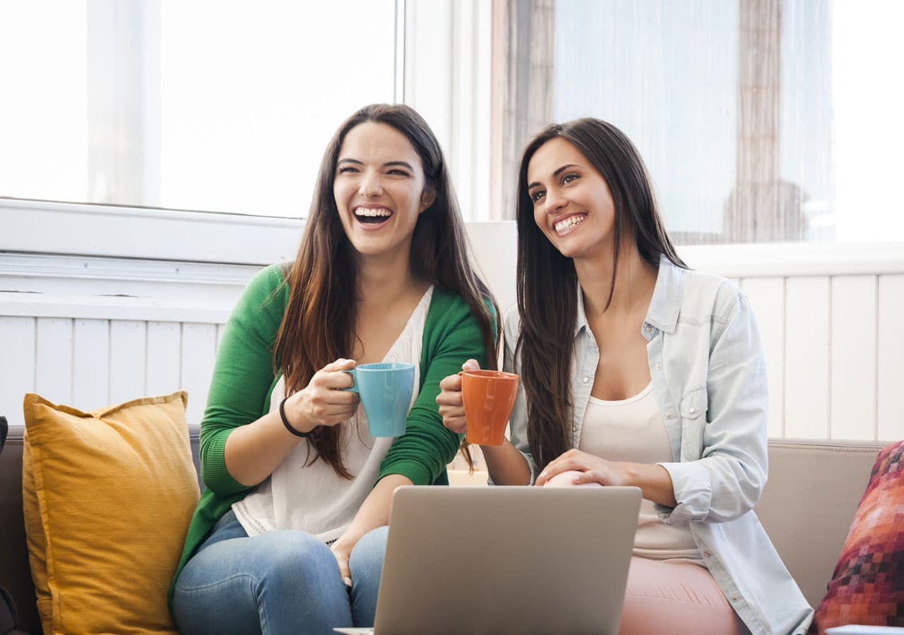 El mejor tipo de taza que se puede utilizar para la lectura de té es el de boca ancha y fondo no muy angosto. El interior debe ser blanco y sin decoraciones o impresos de ninguna clase. Lo mismo aplica para el plato.
