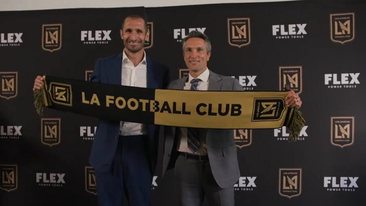 Chiellini elogia y felicita a Carlos Vela: "Me alegro porque renovó"