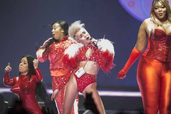 Miley Cyrus con manitas juguetonas en su 'Bangerz Tour'. En Los Ángeles la reina del escándalo se presentará a partir del 20 de febrero. ¿Será que además de la música, presentará su técnicas íntimas en cada concierto? Te damos un adelanto gráfico.