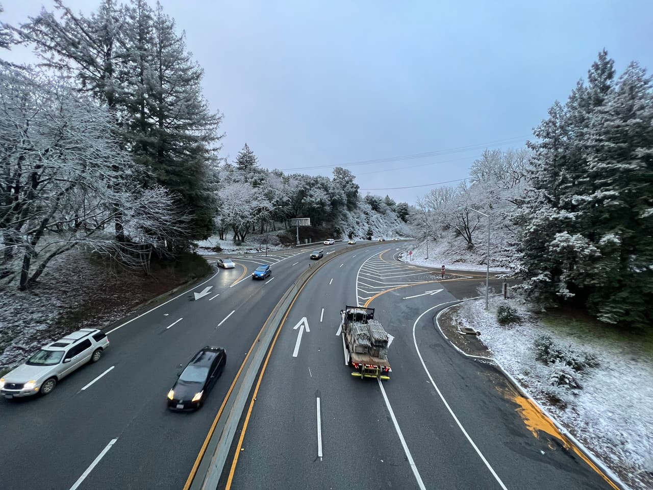 Pero no todo fue diversión, pues muchos automovilistas que no están acostumbrados a conducir en estas condiciones se llevaron un dolor de cabeza por las condiciones de las carreteras.