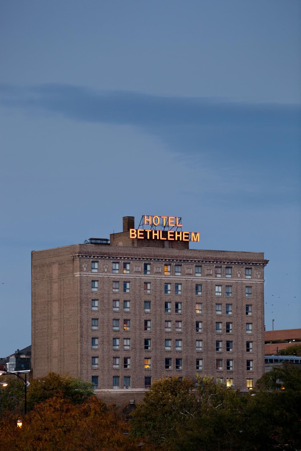 <b><a href="https://www.hotelbethlehem.com/">Hotel Bethlehem (Bethlehem)</a></b>. El Hotel Bethlehem de 1741 es el lugar de reunión de muchos fantasmas amigables, incluida una estrella de teatro del siglo XIX que se dice que canta y baila para los invitados en el vestíbulo, un guía turístico de Bethlehem que da la bienvenida a los invitados en la sala de calderas y una ex casera que aparece sin zapatos ni medias.
<br>
<br>
<b><a href="https://goo.gl/maps/jy1MXfvijWGc6wjT7">Cómo llegar</a></b>