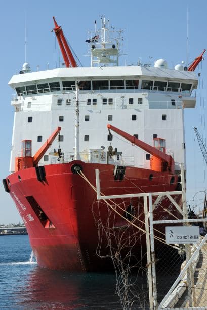 Las autoridades australianas indicaron que la búsqueda con radares del avión malasio desaparecido el pasado 8 de marzo con 239 personas a bordo ha sido infructuosa y replantearon una "estrategia visual" para localizar los posibles restos del aparato en el océano Índico. Dos aeronaves con "observadores entrenados" asomados a las ventanillas rastrean una zona de la extensión de la península Ibérica al suroeste de Australia, mientras otras dos se encuentran en camino para peinar la región donde ayer fueron detectados en unas imágenes de satélite dos objetos que podrían pertenecer a la aeronave. Un avión P3 Orion de las Fuerzas Aéreas australianas regresó este viernes a su base después de sobrevolar sin resultados positivos el lugar, señaló Young. Tony Abbott, declaró que harán "todo lo posible" para encontrar y confirmar si los restos pertenecen al vuelo MH370. "Ahora mismo podrían ser unos contenedores que han caído de un barco, nosotros no sabemos", advirtió Abbott.