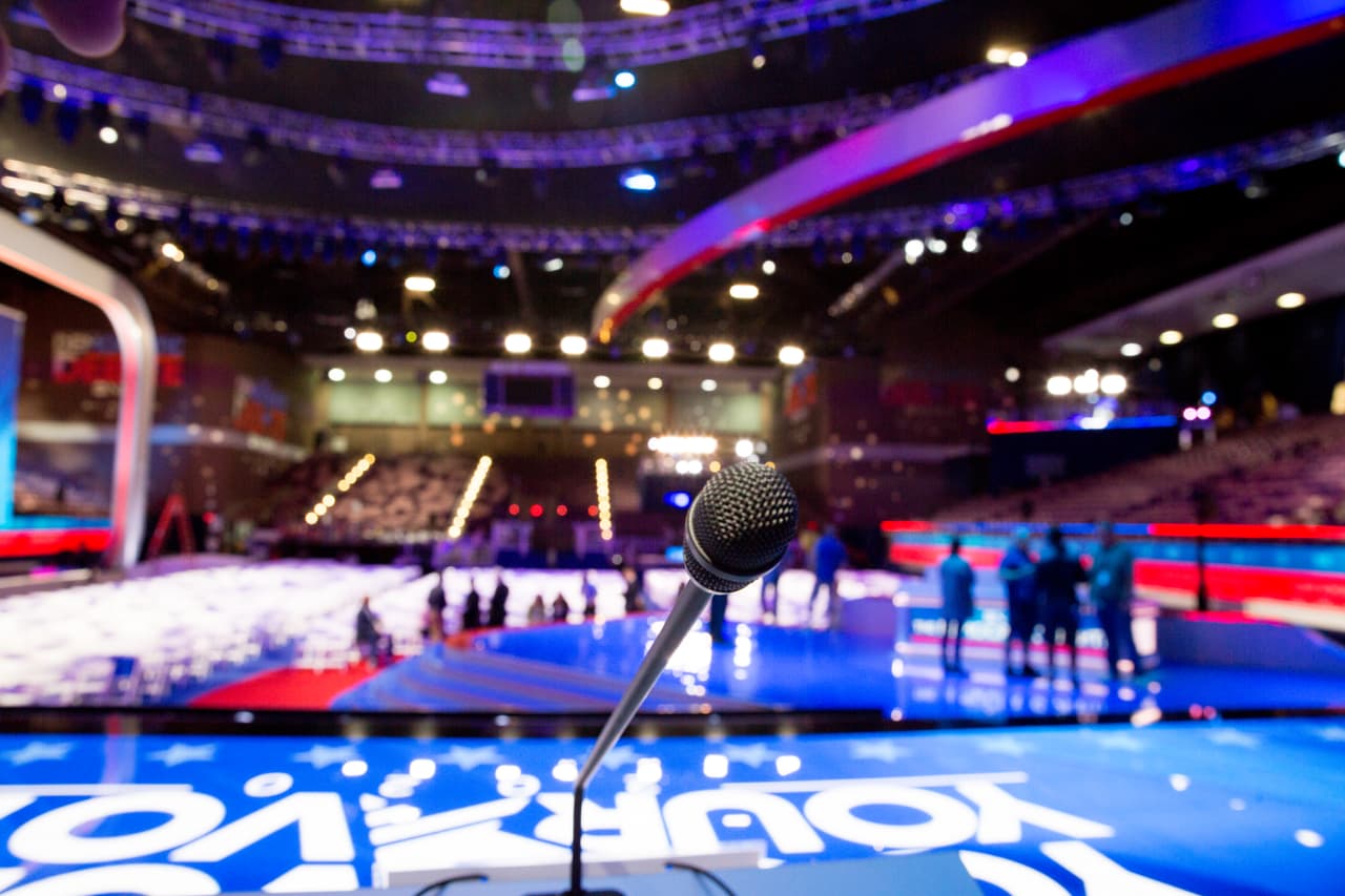 Desde este punto debatirán los candidatos. El encuentro será moderado por los presentadores de
<i>ABC News</i>, George Stephanopoulos y David Muir; la corresponsal de
<i>ABC News</i>, Linsey Davis; y el presentador de Univision, Jorge Ramos.
<br>