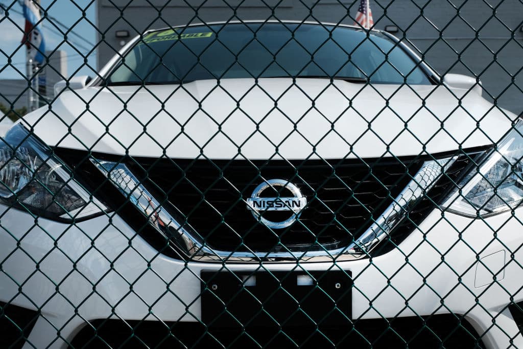 "Siento que estoy soñando": Una camarera que caminaba 14 millas a su trabajo recibió un auto de regalo después de servir el desayuno
