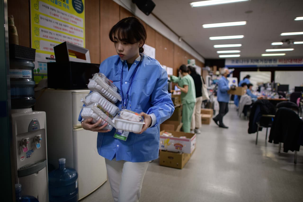 Alrededor de 200 enfermeras trabajan en turnos de ocho horas en las instalaciones, dijo el representante del hospital Jung Sang-min, y casi la mitad de ellas son voluntarias.