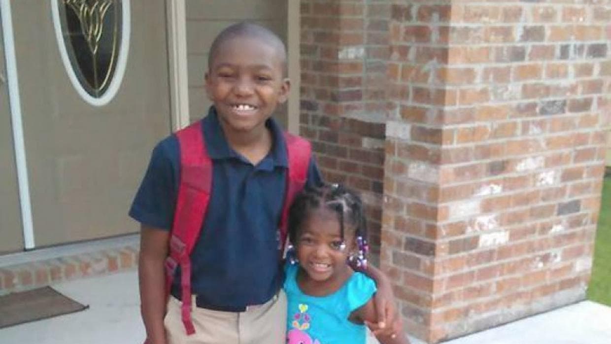 Jordan Jackson, un niño negro de 8 años fue herido al intentar defender a su hermana de 4 durante una pelea escolar en Spanish Lake Primary School in Geismar cerca de Baton Rouge, Louisiana el 25 de noviembre. Durante la pelea, uno de los niños gritó a Jackson 
<b>"Deberías regresar al campo de algodón"</b>. El tío de los niños abrió 
<a href="https://www.gofundme.com/medical-fund-for-jordan-jackson">una colecta en Gofundme</a> para los gastos médicos derivados de la pelea. En el momento de escribir estas líneas, ya llevaba recolectados $46,000 dólares de un objetivo de $5,000. Reportado por 
<a href="https://www.washingtonpost.com/news/education/wp/2016/11/25/go-back-to-the-cotton-farm-black-child-was-taunted-beaten-on-school-playground-family-says/">The Huffington Post.</a>