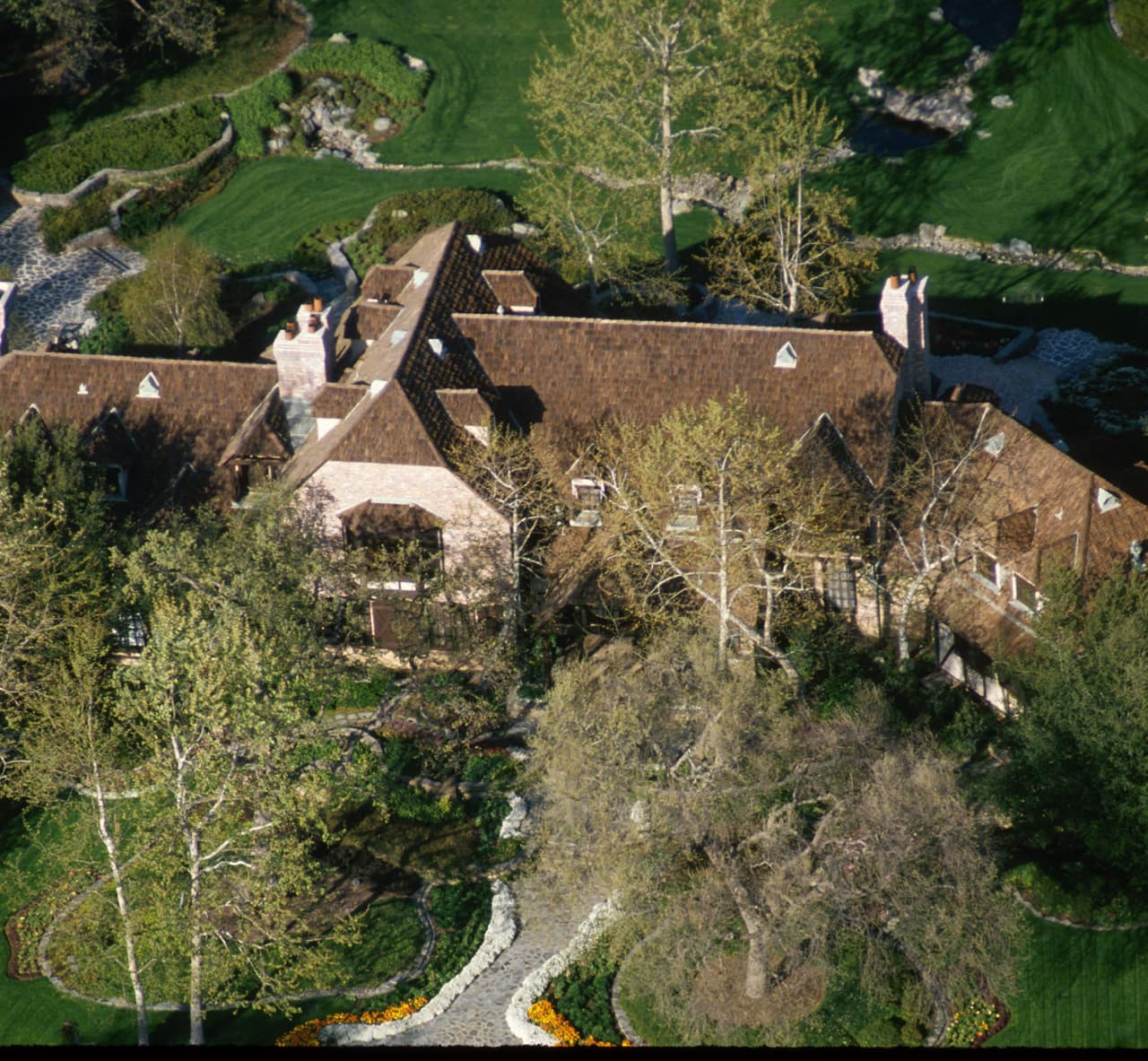 En vida, Jackson tuvo qué vender esta propiedad por aprietos económicos por los que pasó, pero según se ha dicho, su hija Paris está ahorrando para recuperar la propiedad.