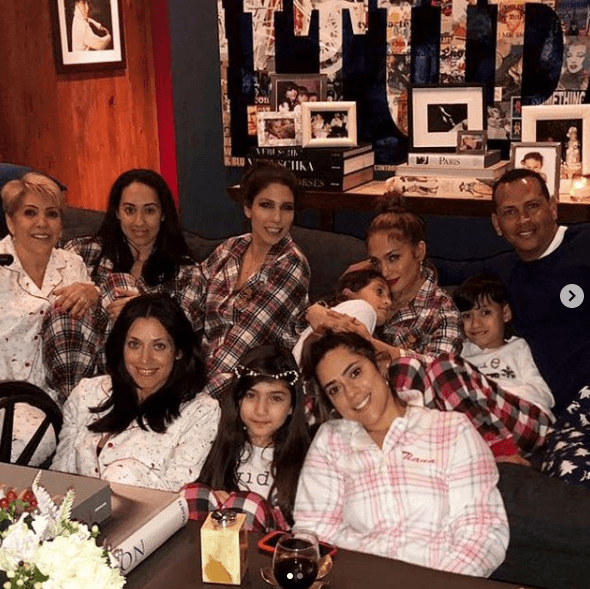'La Diva del Bronx' posó junto a sus mellizos Emme y Max, así como por su novio Alex Rodríguez y parte de la familia de ella. Así fue como JLo le deseó feliz fiestas a sus seguidores.