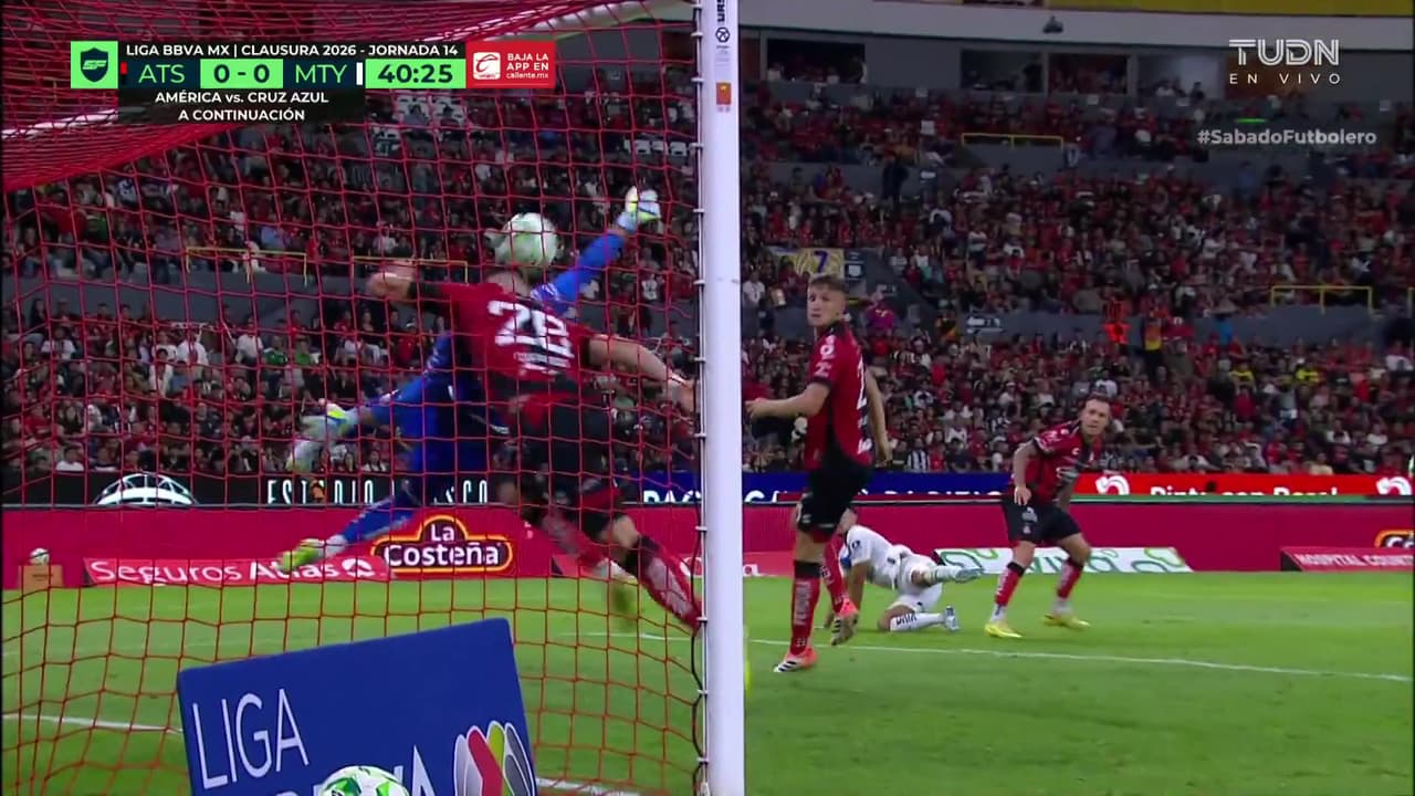 ¡Pónganle un monumento a Manuel Capasso! Tremenda salvada en la línea que acaba de mandarse