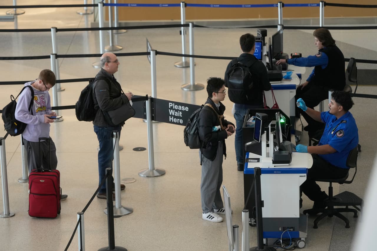 Shutdown en EEUU genera caos en aeropuertos y revive propuesta de seguridad privada en controles TSA