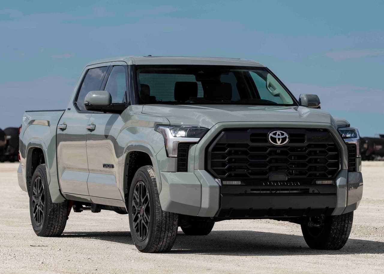 <h3 class="cms-H3-H3"><b>Toyota Tundra 2022</b></h3>
<br>
<br>Después de 15 años, Toyota presenta la esperada tercera generación de su pickup de media tonelada. En esta edición 2022, la Toyota Tundra llega completamente rediseñada al punto de que no comparte una sola pieza con la generación anterior. Otra novedad es su sistema de propulsión, pues además de contar con un motor V6 de 3.5 litros doble turbo (389hp y 479lb-pie), también estará disponible una versión híbrida asociada a un paquete de baterías de níquel (437hp y 583lb-pie).
<br>
<br>
<b>Relacionado: </b>
<a href="https://www.univision.com/carros/nuevo-toyota-tundra-2022"><u>Toyota Tundra 2022, finalmente renuevan la gran pickup japonesa</u></a>