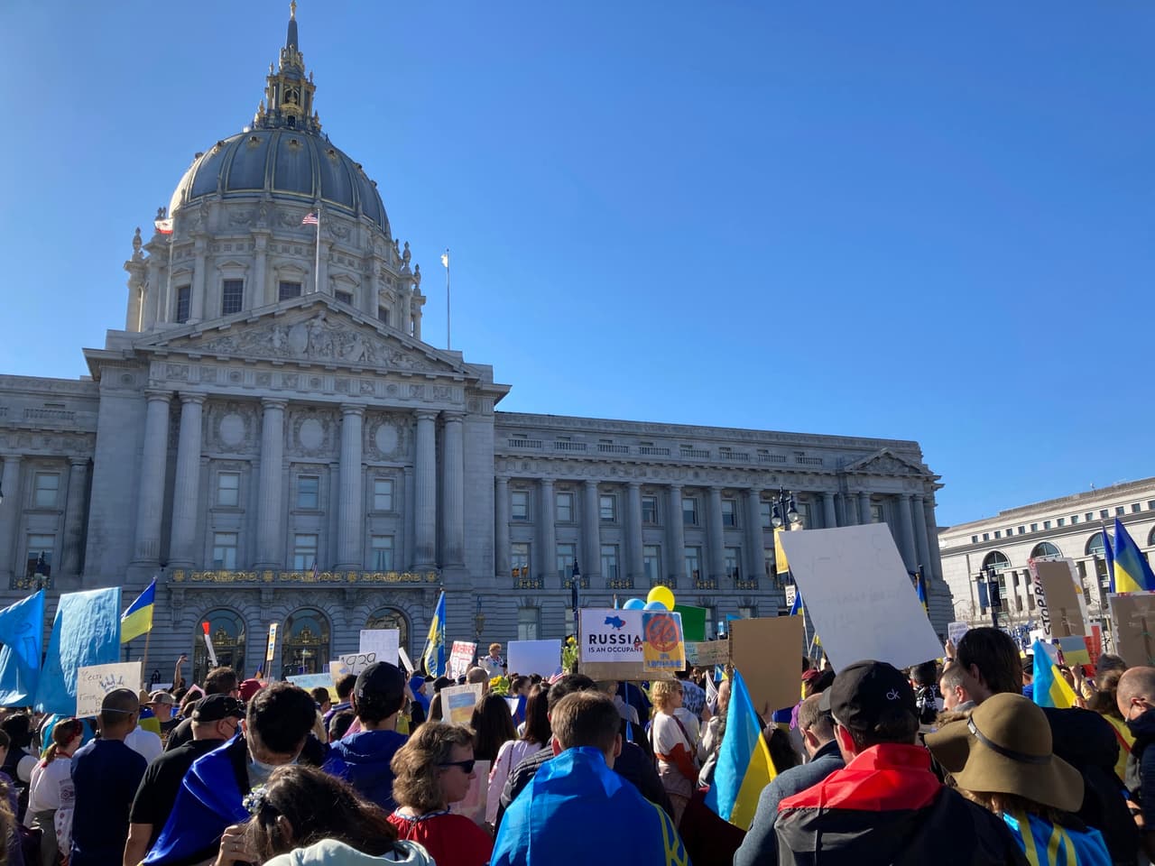 Este domingo 27 de febrero, un grupo de personas se manifestó frente al
<b>Ayuntamiento de San Francisco </b>para
<b>exigir un alto a la guerra</b>.
<br>