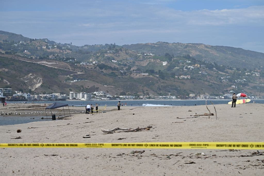 Gran parte de esta playa en Malibú se cerró al público para proteger la investigación así como a los bañistas, que no podían ver qué había dentro del barril.