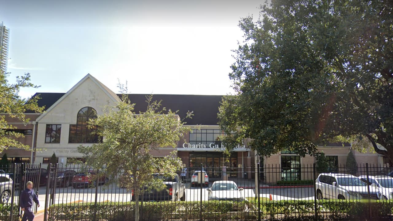 Charity Guild of Catholic Women es una tienda de caridad que busca ayudar a los niños más desprotegidos en Houston. Ofrecen piezas y adornos únicos para el hogar. Está ubicada en la cuadra 1203 de la Lovett Blvd.