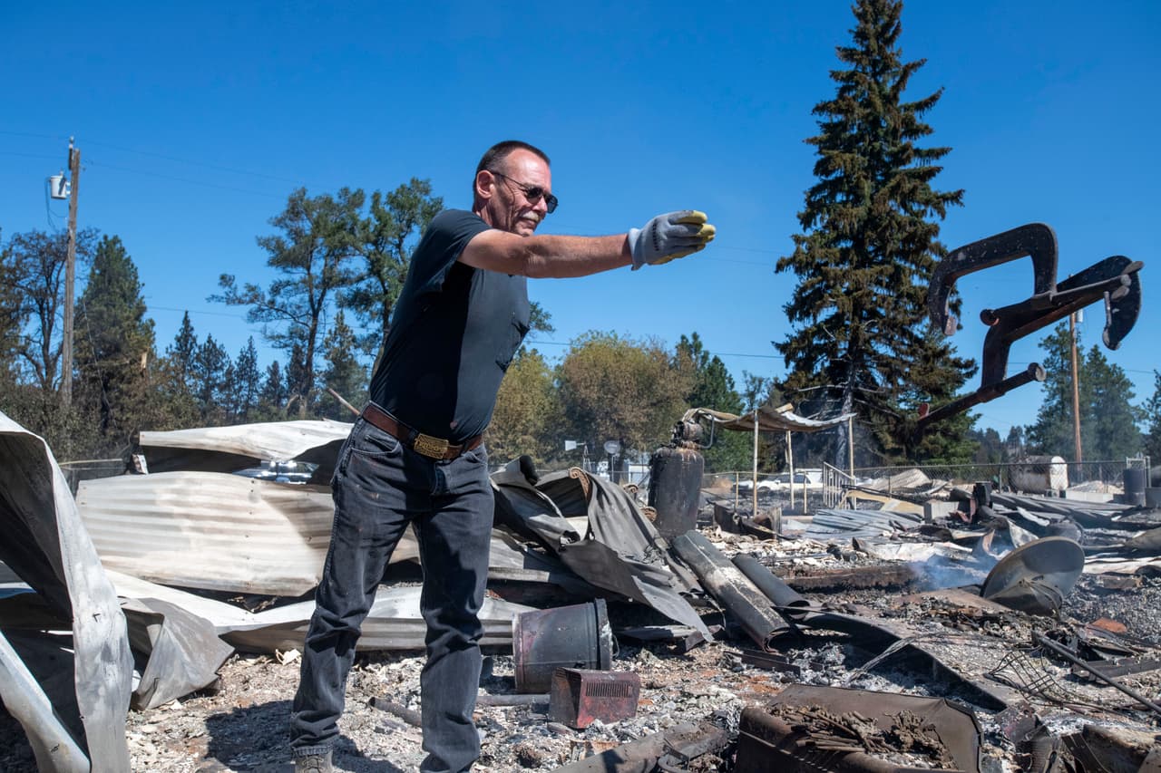 Jim Murray, de 59 años, mira cómo su casa quedó totalmente destruida por el fuego en Malden, Washington. "Compré esta casa hace unos 5 años para retirarme aquí. Mi abuelo dirigía la gasolinera del pueblo, era el policía del pueblo en un tiempo, y era el jefe de bomberos. Mi esposa y yo planeamos retirarnos aquí, pero no estoy seguro de que vaya a reconstruir. Tengo el presentimiento de que este va a ser un pueblo fantasma ahora", lamentó Murray.