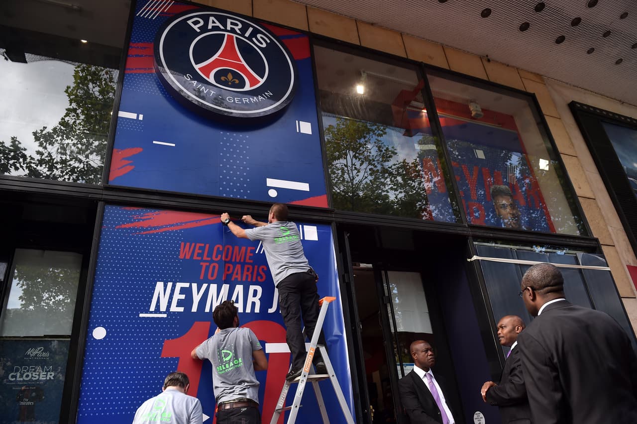 El primer partido de la Liga para PSG será contra el Amiens en el parisiense Parque de los Príncipes, en el que está previsto que se presente a Neymar a la afición. Este comenzará 15 minutos más tarde de lo previsto.